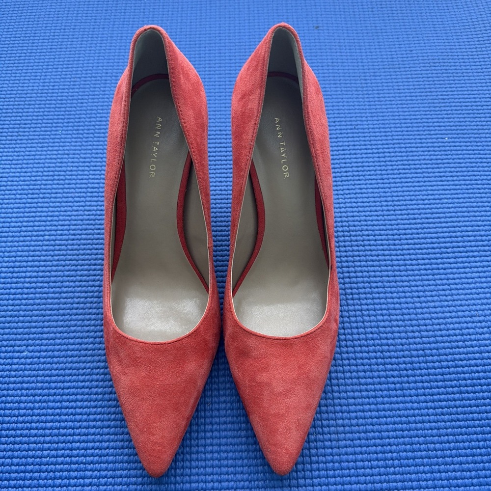 ANN TAYLOR RED Red / Orange SUEDE PUMPS HIGH HEELS SHOES 6M Pretty $128